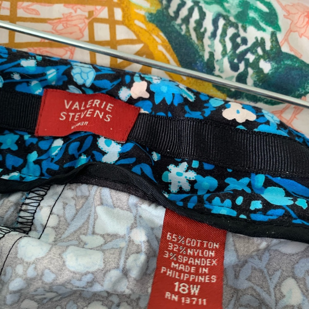 Valerie Stevens Blue Floral Pants With Bows on Legs. - Picture 6 of 6